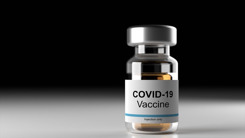 COVID-19 vaccine（新型コロナウイルス ワクチン）がバイアルに入っているイメージ写真