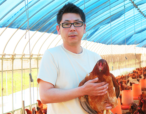 秋田県比内地鶏 - 鶏と生産者の写真